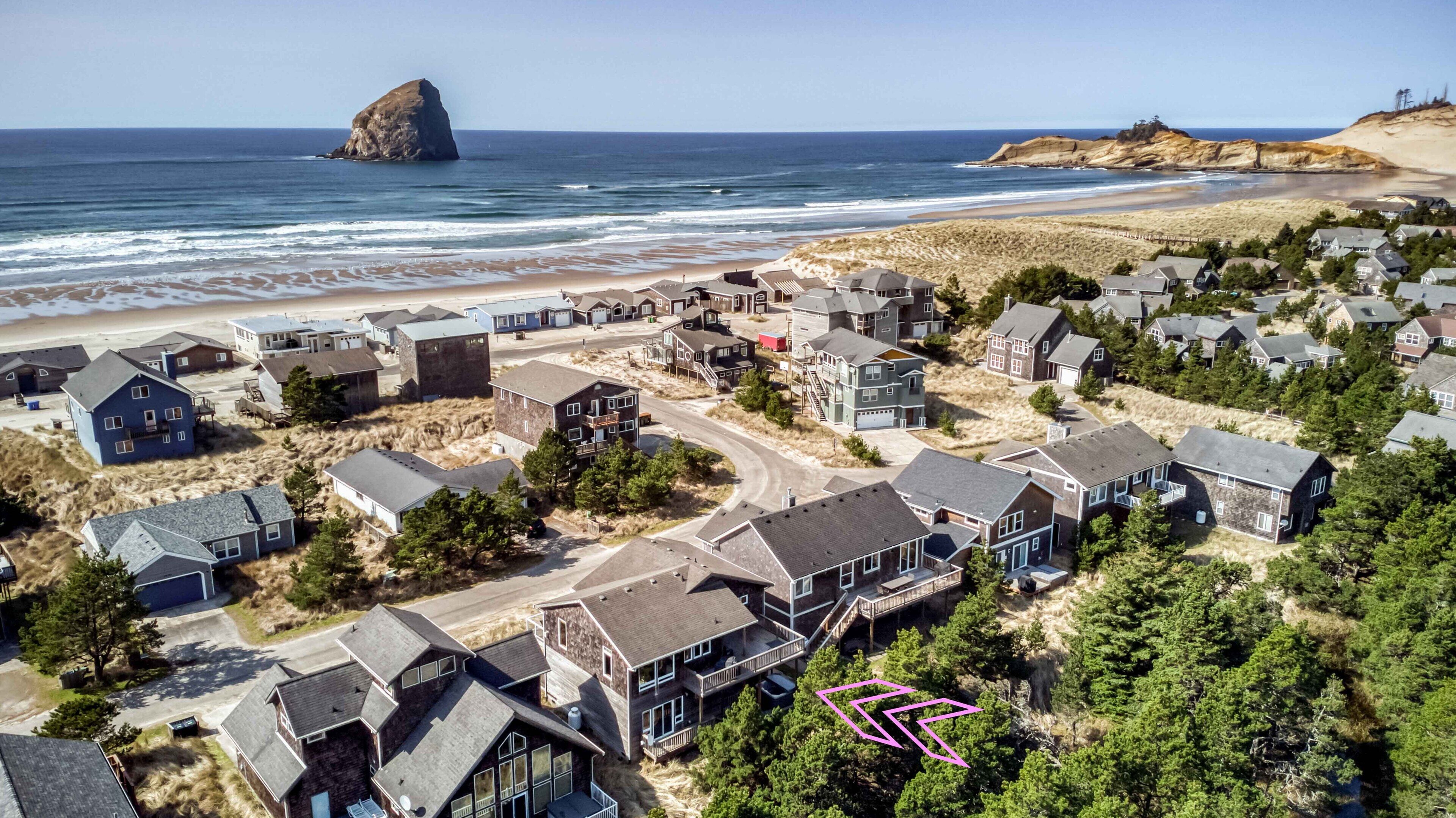 Gorgeous 4-Bedroom, Game Room, Hot Tub, Steps to Pacific City Beach!