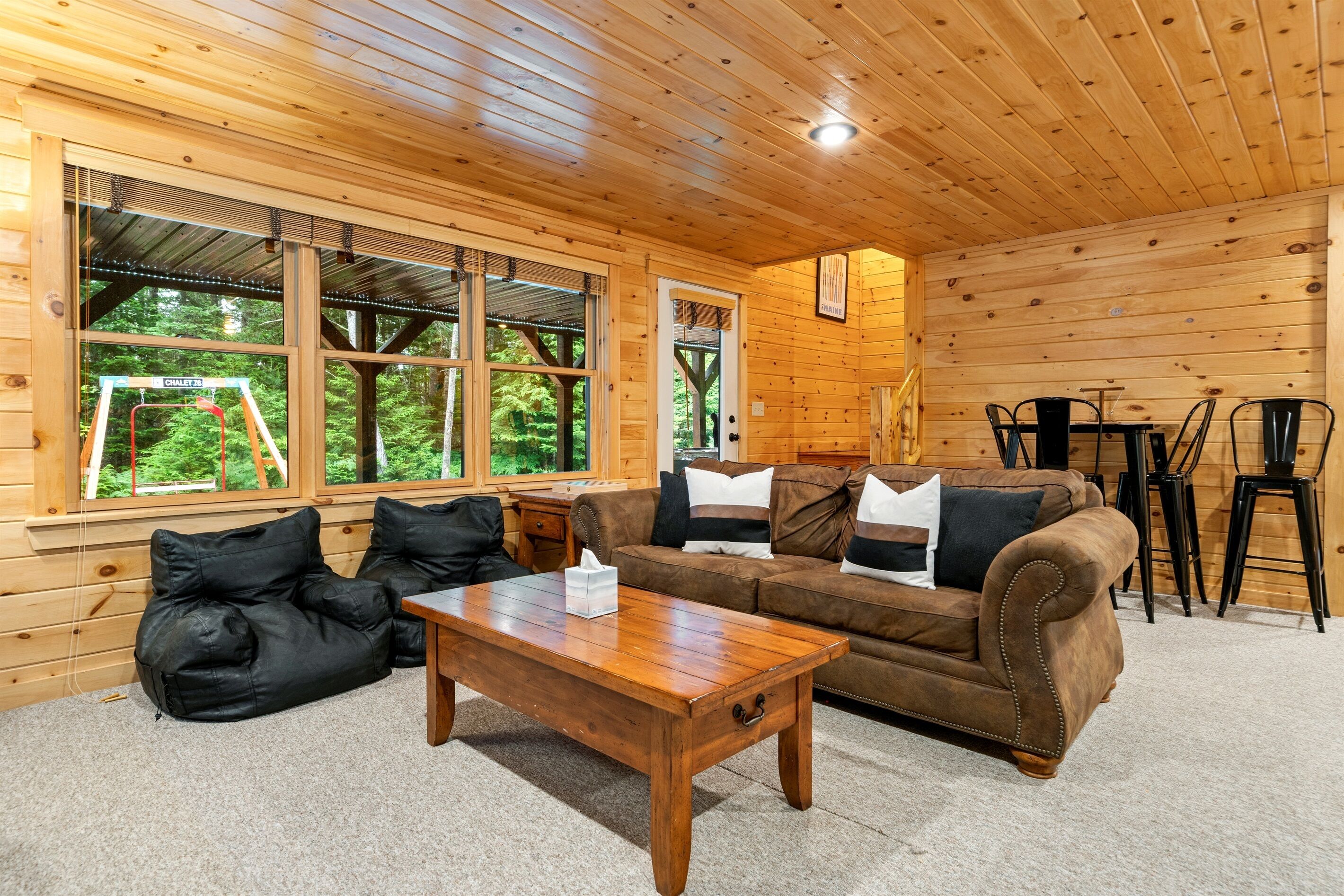 Téléviseur connecté, foyer, jeux vidéo, table de baby-foot