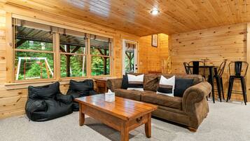 Téléviseur connecté, foyer, jeux vidéo, table de baby-foot