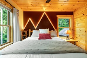 5 bedrooms, iron/ironing board, travel crib, free WiFi - Hot Tub & Sauna! 3 Min to Sunday River, Sleeps 15! (Newry)