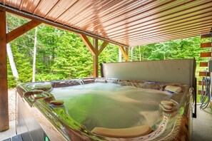 Outdoor spa tub - Hot Tub & Sauna! 3 Min to Sunday River, Sleeps 15! (Newry)
