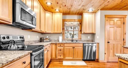 Gorgeous Chalet, Hottub, Close to Mtn, Dogs Ok!