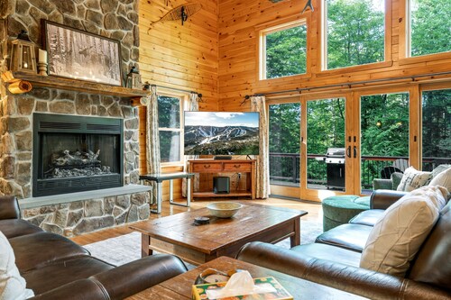 Hot Tub & Sauna! 3 Min to Sunday River, Sleeps 15!