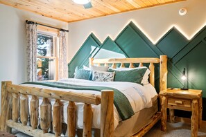 5 bedrooms, iron/ironing board, travel crib, free WiFi - Hot Tub & Sauna! 3 Min to Sunday River, Sleeps 15! (Newry)