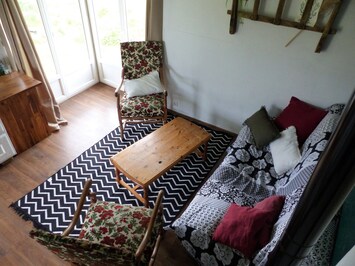 Salon avec fauteuils et clic clac