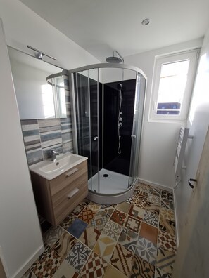 Ducha, secador de pelo, jabón, papel higiénico