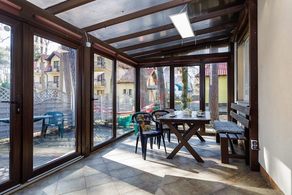 Apartamento, 1 quarto, terraço, de frente para o mar | Varanda coberta