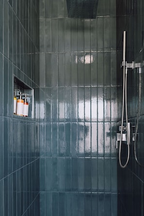 Quarto luxo, 1 cama Queen, vista para a cidade | Banheiro | Chuveiro, chuveiro com efeito de chuva, secador de cabelo
