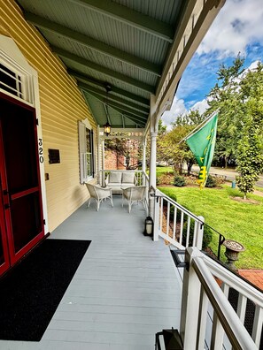 Deluxe Room, 1 Queen Bed, City View | Terrace/patio