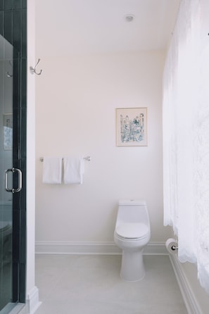 Quarto luxo, 1 cama Queen, vista para a cidade | Banheiro | Chuveiro, chuveiro com efeito de chuva, secador de cabelo