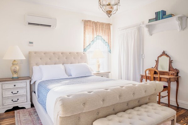 Deluxe Room, 1 Queen Bed, City View | Down comforters, in-room safe, individually decorated - Armistead House (Williamsburg)