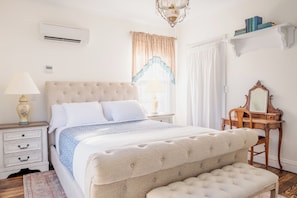Quarto luxo, 1 cama Queen, vista para a cidade | Edredons de pluma, cofres nos quartos, individualmente decorados