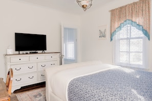 Quarto luxo, 1 cama Queen, vista para a cidade | Edredons de pluma, cofres nos quartos, individualmente decorados