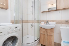 Regadera, amenidades de baño gratuitas, toallas, jabón 