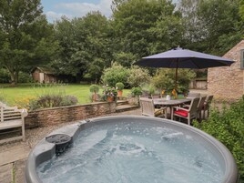 Cottage | Outdoor spa tub