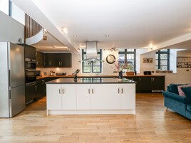 Dishwasher, cookware/dishes/utensils