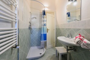 Comfort Apartment | Bathroom | Shower, hair dryer, bidet, towels - Santa Maria Novella Classic by Mmega (Florence)