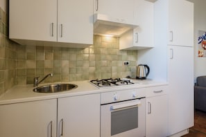 Departamento Confort | Cocina privada | Refrigerador, horno, parrilla de estufa y utensilios de cocina