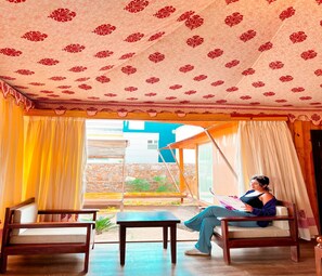 Wooden suite with mountain view | 1 dormitorio, minibar, escritorio y camas supletorias