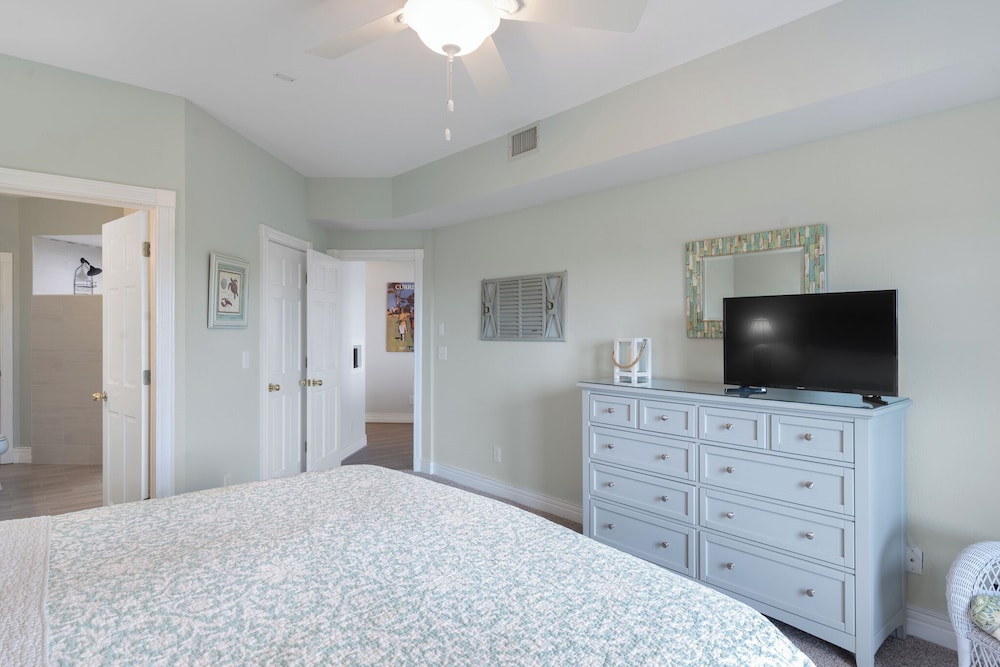 Just Chillin Currituck Club Condo w/ Ocean Views, Golf Discounts