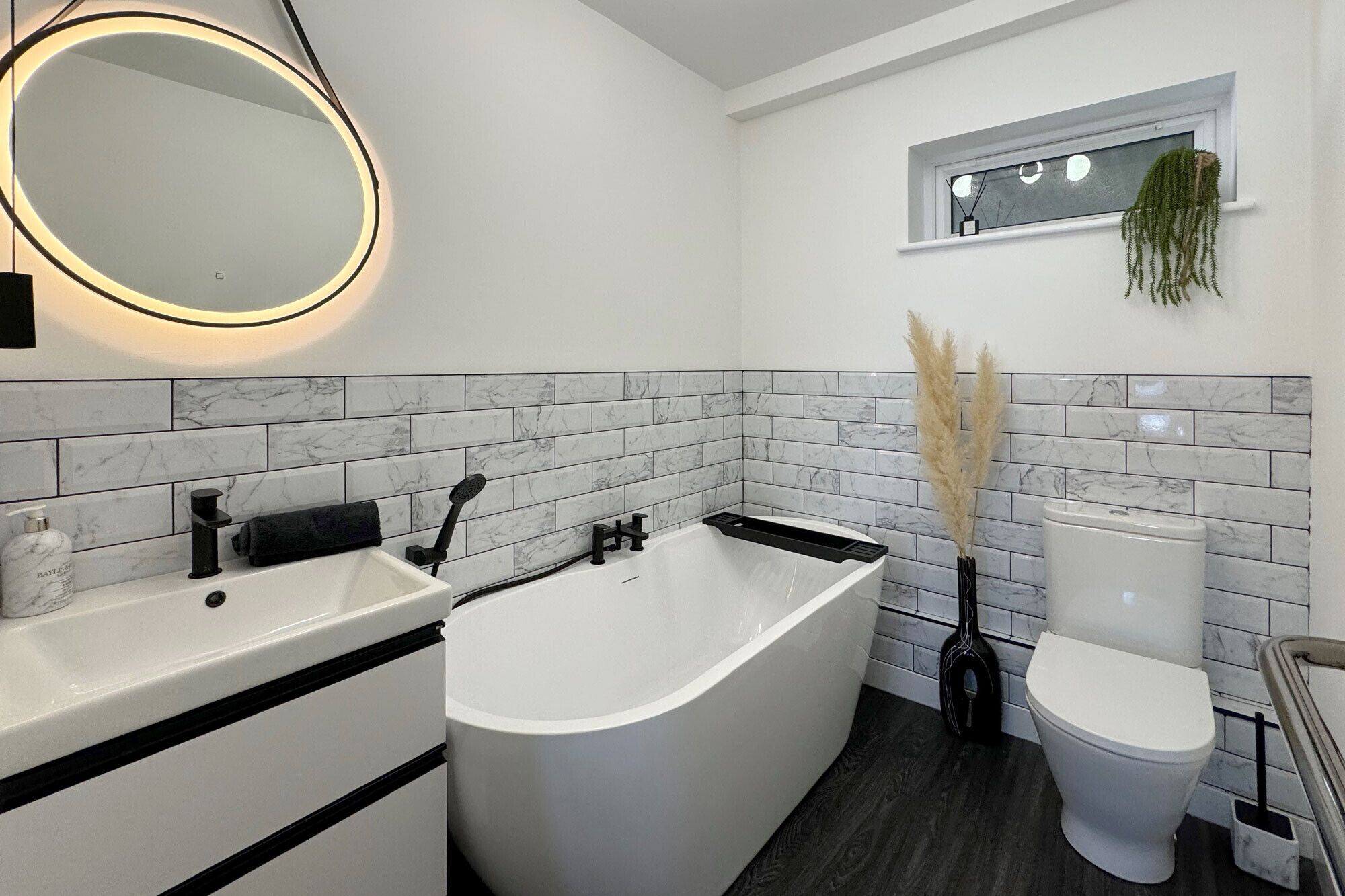 Combined shower/bathtub, hair dryer, towels