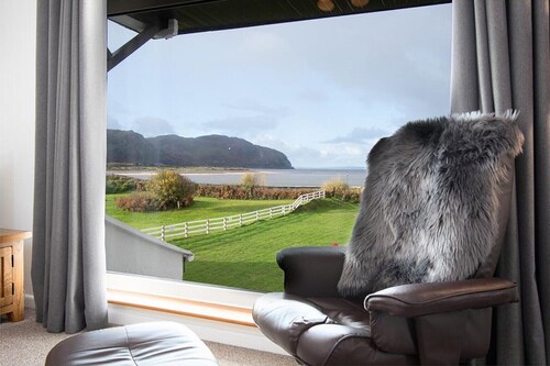 Glan Afon - Two Bedroom Cottage, Sleeps 4