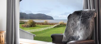 Glan Afon - Two Bedroom Cottage, Sleeps 4