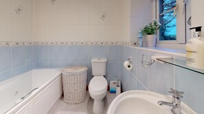 Combined shower/bathtub, towels