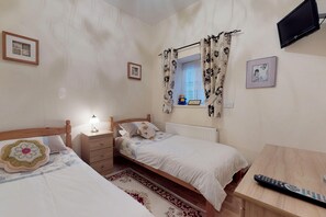 2 quartos, ferros/tábuas de passar roupa, roupa de cama