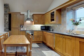 Fridge, oven, dishwasher, toaster - Swn Yr Aber - Two Bedroom Cottage, Sleeps 4 (Nebo)