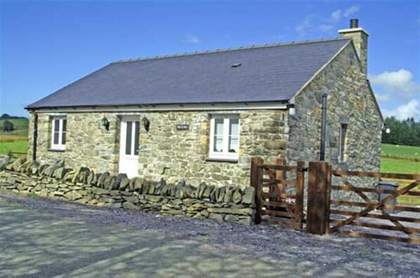 Exterior - Swn Yr Aber - Two Bedroom Cottage, Sleeps 4 (Nebo)