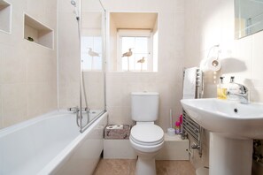 Combined shower/bathtub, towels