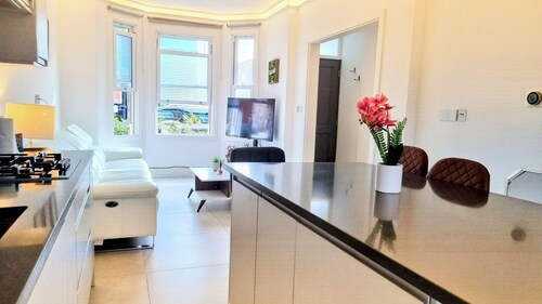 Surbiton Luxury Garden House 19