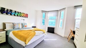 Une chambre à coucher avec un lit, un radiateur et une fenêtre.