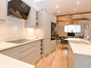 Een vaatwasser, kookgerei, borden en bestek