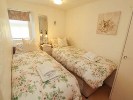 Cottage | 2 bedrooms, individually decorated, individually furnished, free WiFi