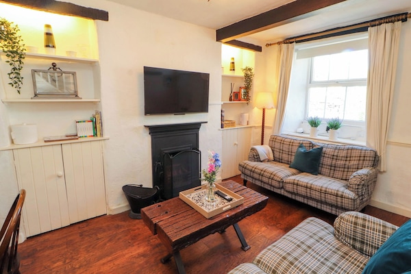 Cottage | Living area | Fireplace