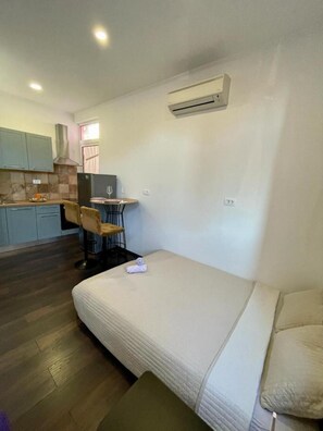 1 bedroom, desk, free WiFi, bed sheets