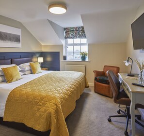 双人房或双床房 | 防过敏的被褥、客房内保险箱、办公桌、笔记本电脑工作区