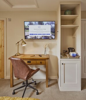 三人房 | 防过敏的被褥、客房内保险箱、办公桌、笔记本电脑工作区