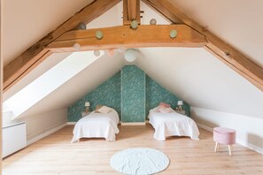 5 bedrooms, iron/ironing board, free WiFi, bed sheets