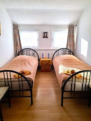 3 quartos, escrivaninha, ferros/tábuas de passar roupa, berço de viagem