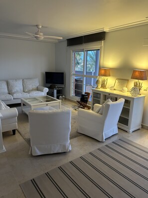 Smart TV, books - Superb penthouse with sea view (8-minute walk) (Estepona)