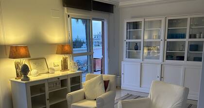 Superb penthouse with sea view (8-minute walk)