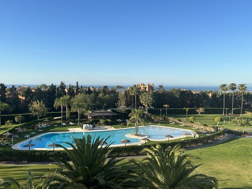 Superb penthouse with sea view (8-minute walk)