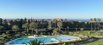Superb penthouse with sea view (8-minute walk)