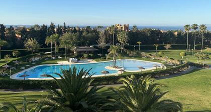 Superb penthouse with sea view (8-minute walk)