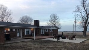 A two-story brick building with a covered patio area. - Stuttgart Lodge (Stuttgart)
