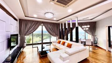 Signature appartement | Woonruimte | Een 40-inch flatscreentelevisie met kabelzenders en een televisie