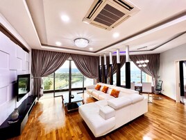 Signature Apartment | Ruang tamu | 40 inci televisyen skrin rata dengan kabel, TV 